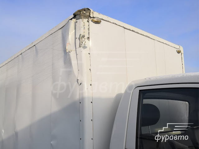 замятый верхний уголок фургона