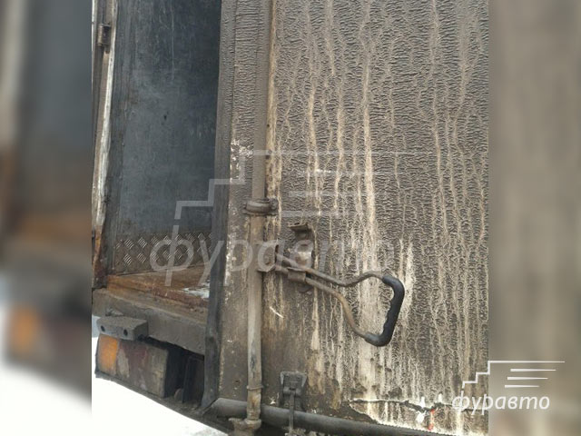 ржавые ворота изотермического фургона коррозия ворот